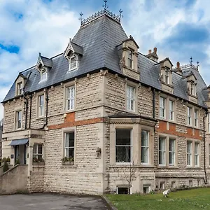 https://villa-at-henrietta-park.tophotelsbath.com