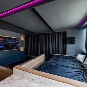 Apartment Hollywood Sasco